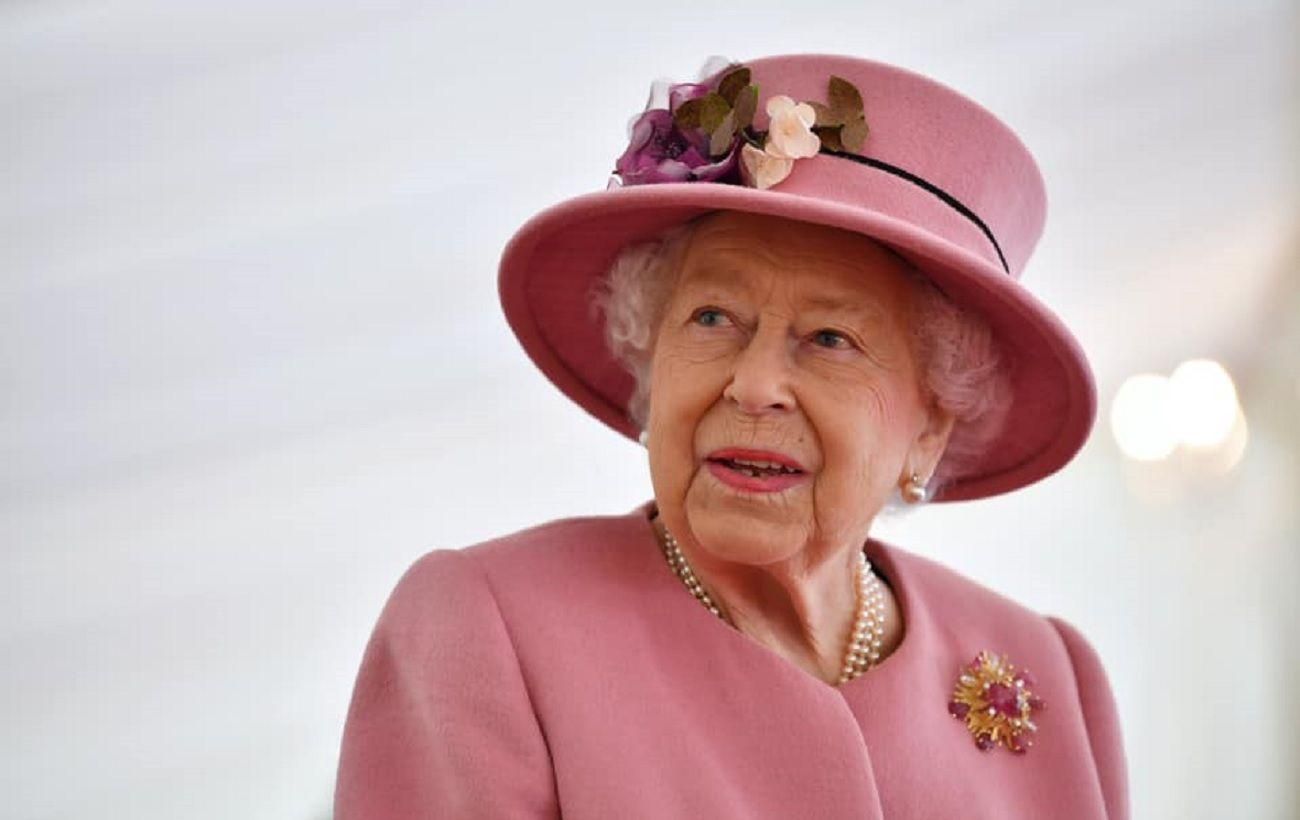 Її величність відмовляється: чому королева Єлизавета не прийняла нагороду "Старожил року" - Showbiz