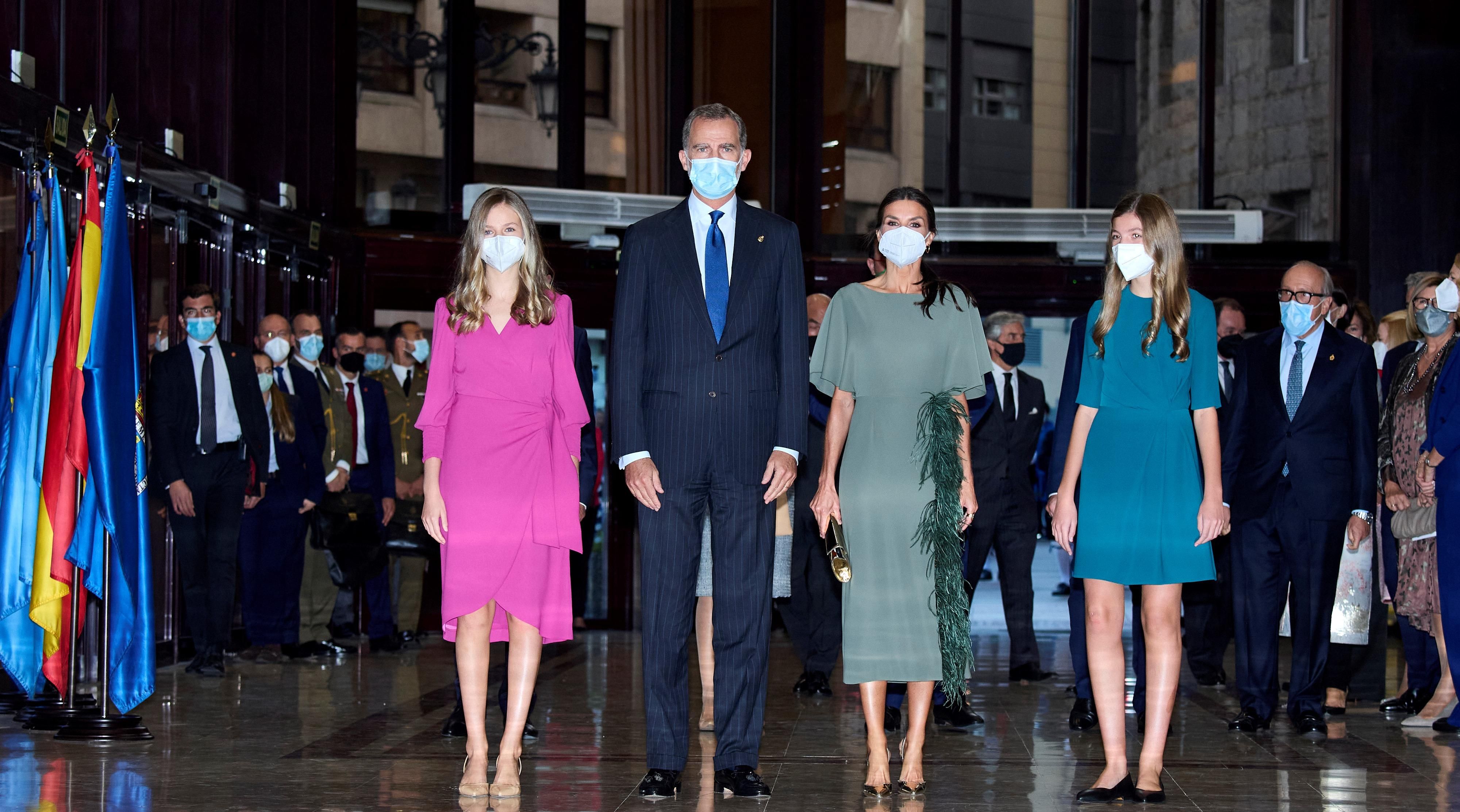 Летиція з чоловіком і доньками відвідали урочистий захід: вишуканий образ королеви - Новини шоу-бізнесу - Showbiz Летиція з чоловіком і доньками відвідали урочистий захід: вишуканий образ королеви - Новини шоу-бізнесу - Showbiz