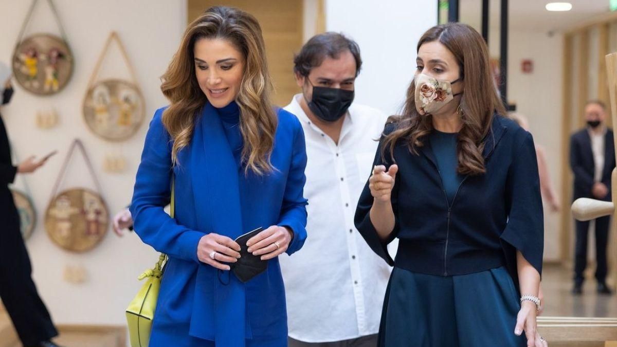 Королева Ранія вийшла у світ в синьо-білому костюмі: розкішні фото - Showbiz Королева Ранія вийшла у світ в синьо-білому костюмі: розкішні фото - Showbiz