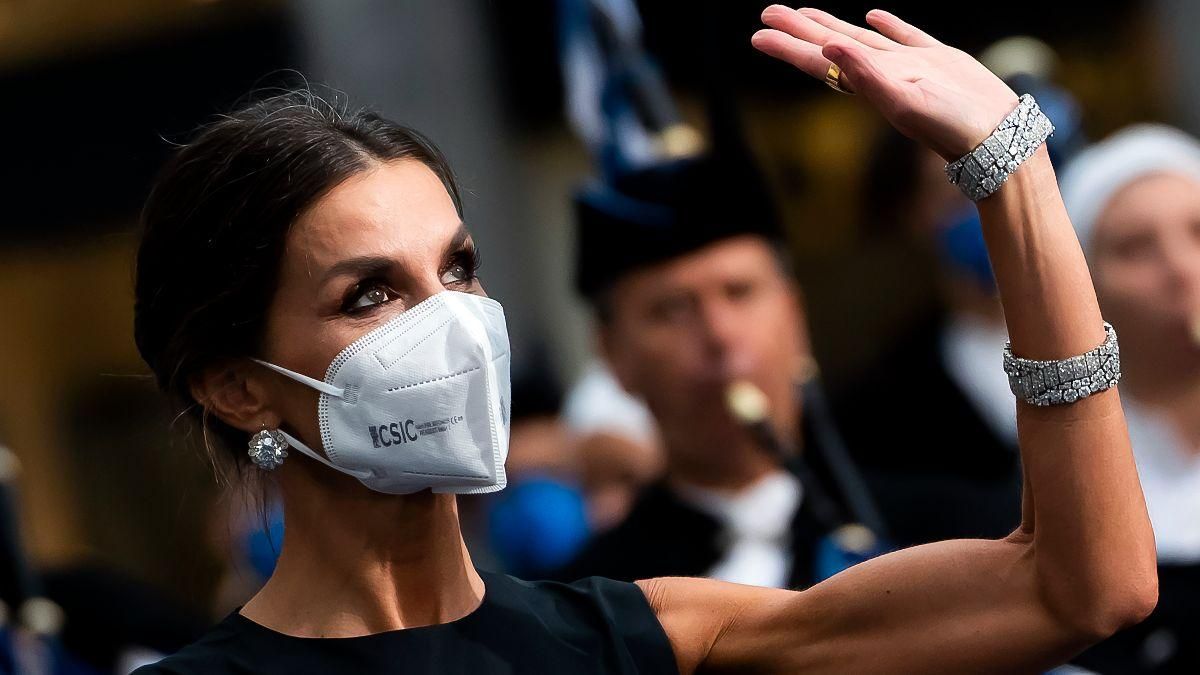 Королева Летиция вышла в свет в пышном платье и с насыщенным макияжем: эффектные фото Королева Летиция вышла в свет в пышном платье и с насыщенным макияжем: эффектные фото