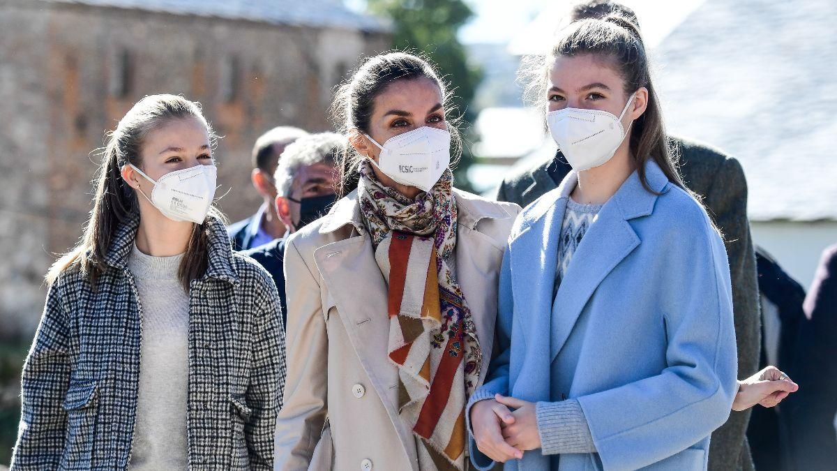 Королева Летиция вышла на публику в повседневной одежде: фото с дочерьми и мужем Королева Летиция вышла на публику в повседневной одежде: фото с дочерьми и мужем