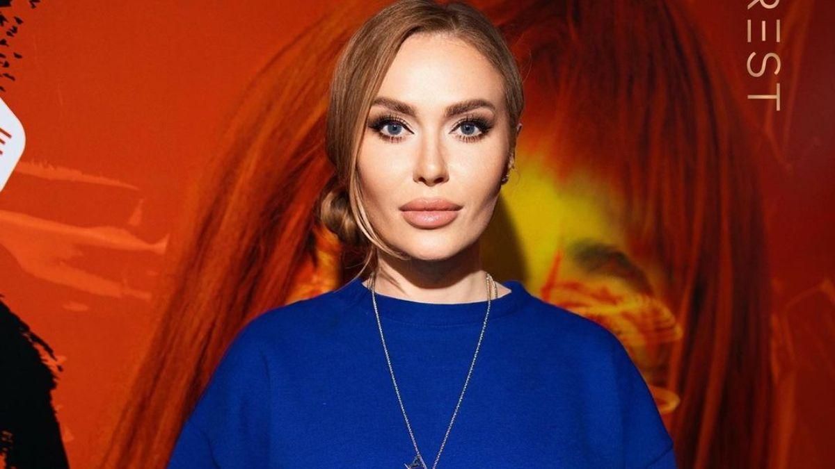 Слава Камінська позувала в трендовому осінньому образі: фото в синьому костюмі - Showbiz Слава Камінська позувала в трендовому осінньому образі: фото в синьому костюмі - Showbiz