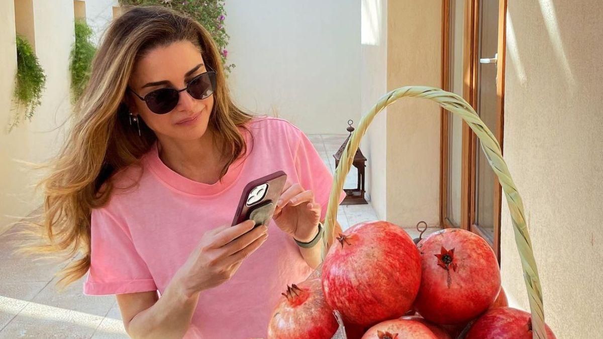 Королева Ранія у рожевій футболці показала мальовниче фото з гранатами - Showbiz Королева Ранія у рожевій футболці показала мальовниче фото з гранатами - Showbiz