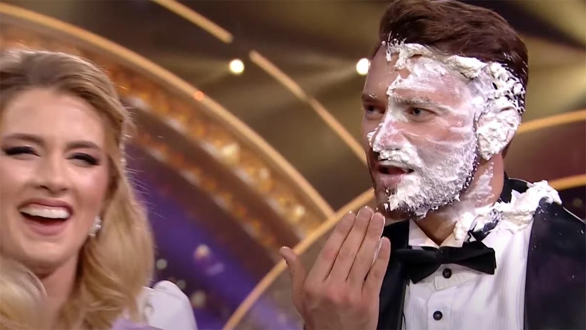 В ефірі "Танців з зірками": іменинника Дмитра Дікусара ткнули обличчям у торт – відео - Новини шоу-бізнесу - Showbiz