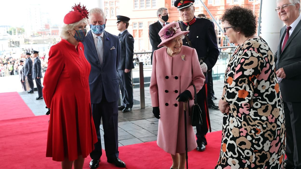 Елизавета II больше не будет одна выходить в свет Елизавета II больше не будет одна выходить в свет