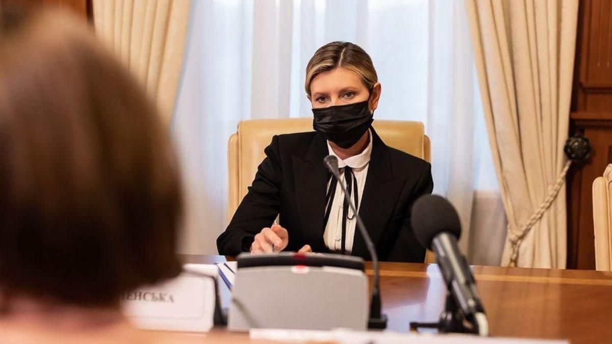 Елена Зеленская надела на рабочую встречу черный костюм: фото делового образа