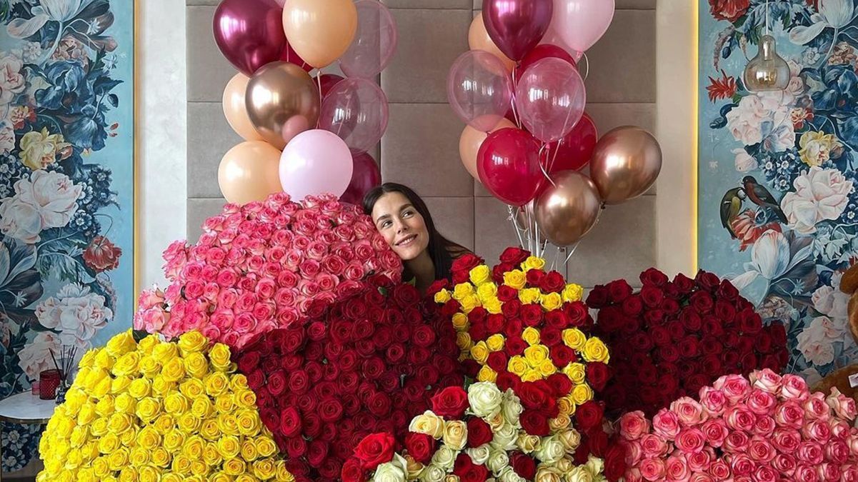 Любимый очень соскучился, – Иванна Онуфрийчук сфотографировалась среди сотен роз