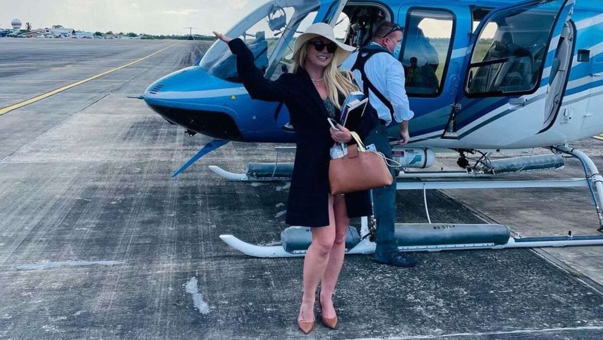 Брітні Спірс відправилась на відпочинок на приватний острів: фото біля гелікоптера - Новини шоу-бізнесу - Showbiz