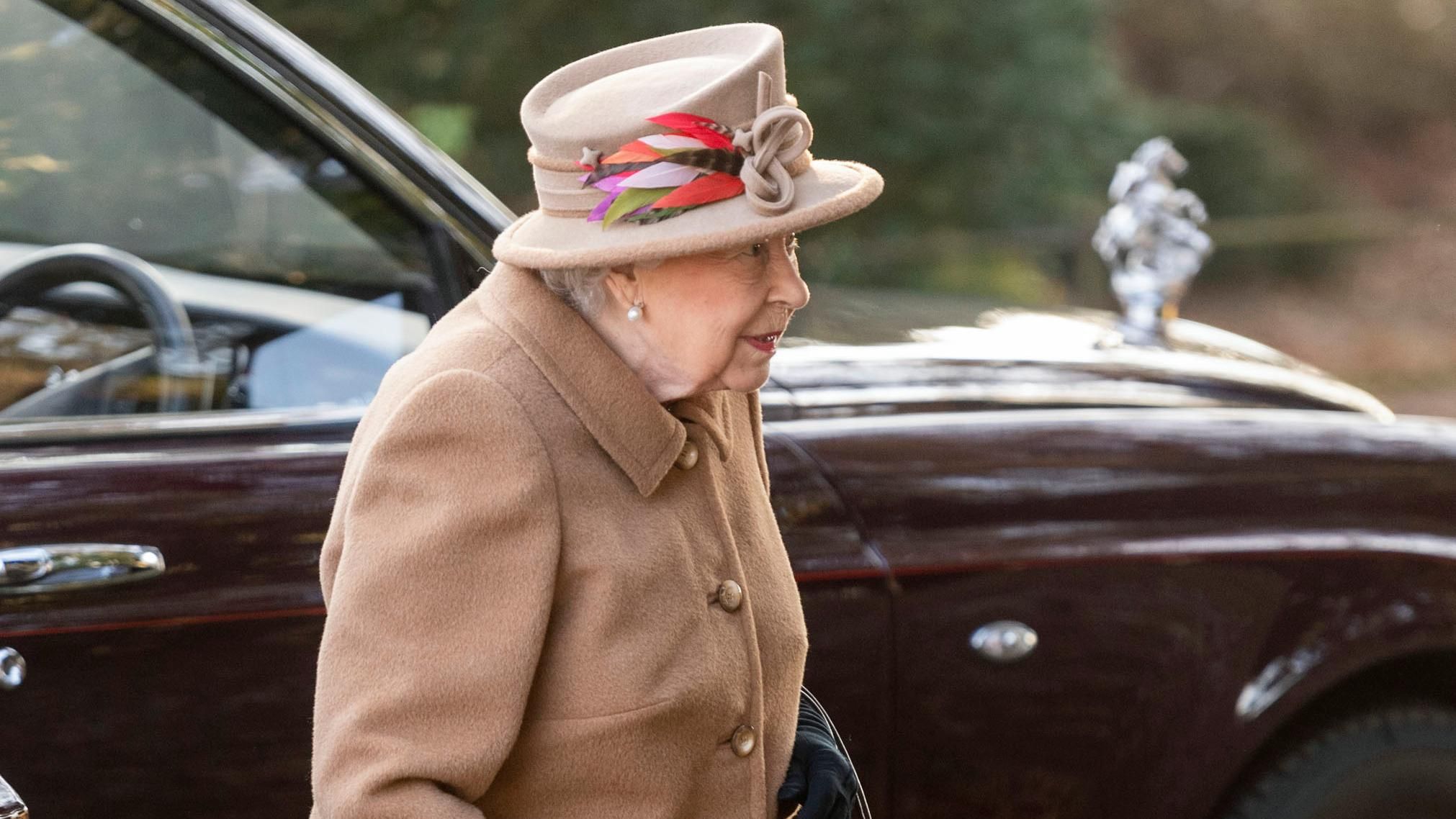 Елизавету II увидели за рулем после тревожных новостей о ее здоровье: фото