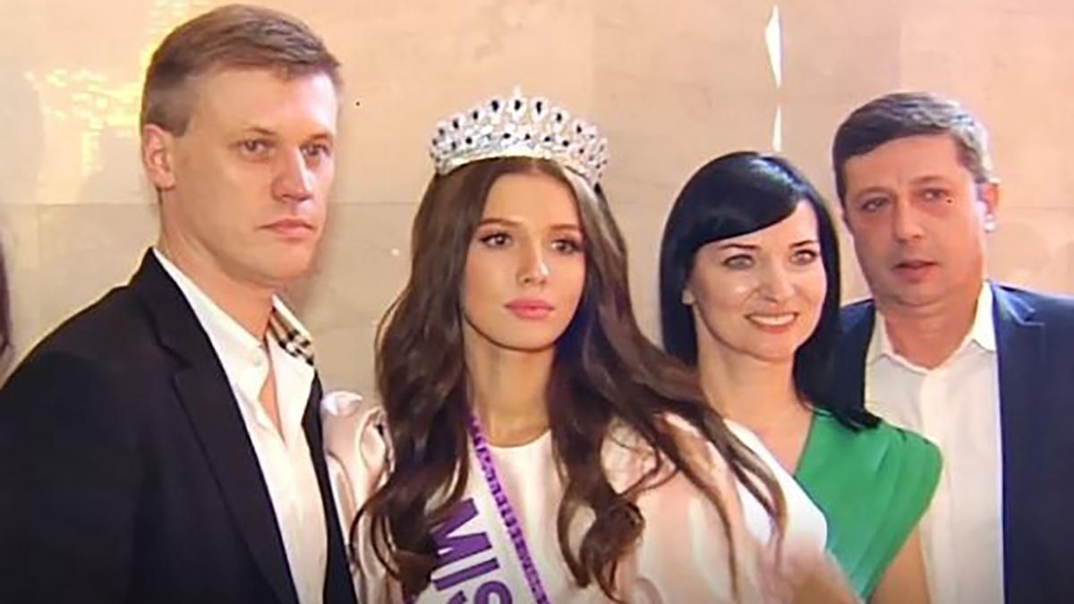 "Мисс Украина" 2021 Александра Яремчук засветилась с родителями и бойфрендом: редкое фото