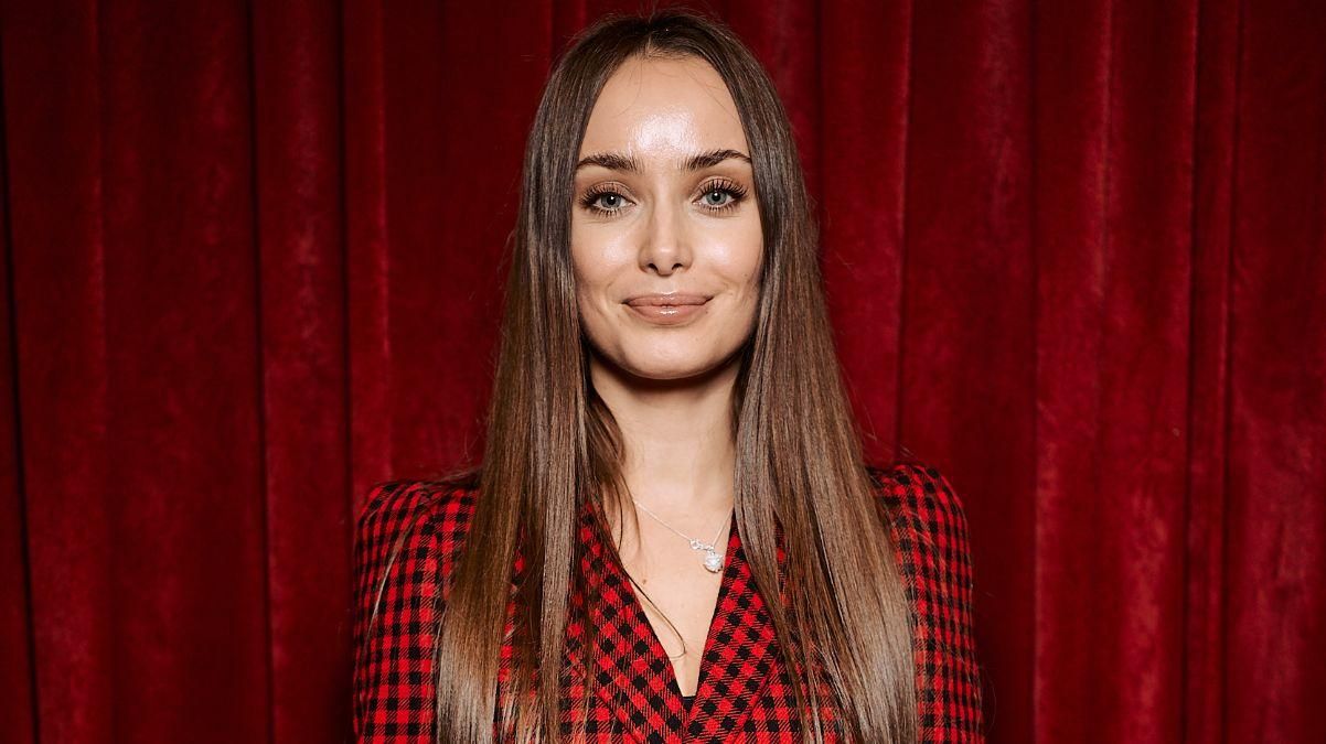 Ксения Мишина позировала в пиджаке, который подарил Алексей Тригубенко: фото осеннего аутфита Ксения Мишина позировала в пиджаке, который подарил Алексей Тригубенко: фото осеннего аутфита