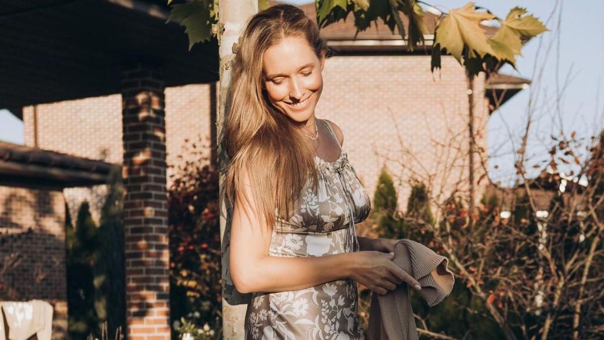 Катя Осадчая позировала в наряде от Андре Тана: фото из загородного дома Катя Осадчая позировала в наряде от Андре Тана: фото из загородного дома