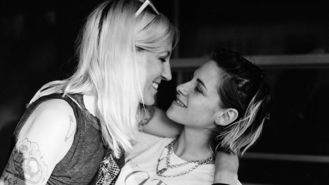 Звезда фильма "Спенсер" Кристен Стаюрт обручилась с любимой Дилан Мейер Звезда фильма "Спенсер" Кристен Стаюрт обручилась с любимой Дилан Мейер