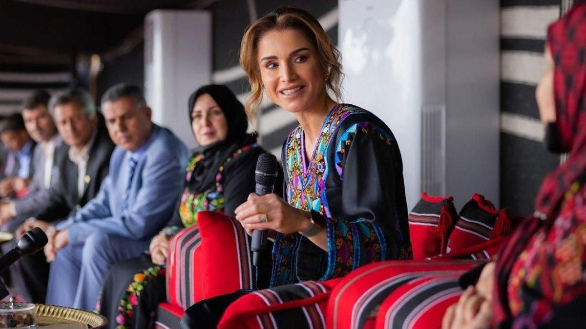 Королева Ранія вийшла в світ у вишиваній сукні: фото нового образу - Showbiz Королева Ранія вийшла в світ у вишиваній сукні: фото нового образу - Showbiz