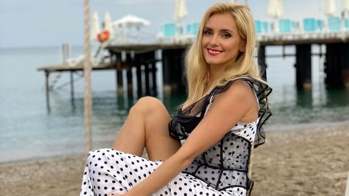 Ирина Федишин позировала в роскошном платье на пляже: фото из Турции
