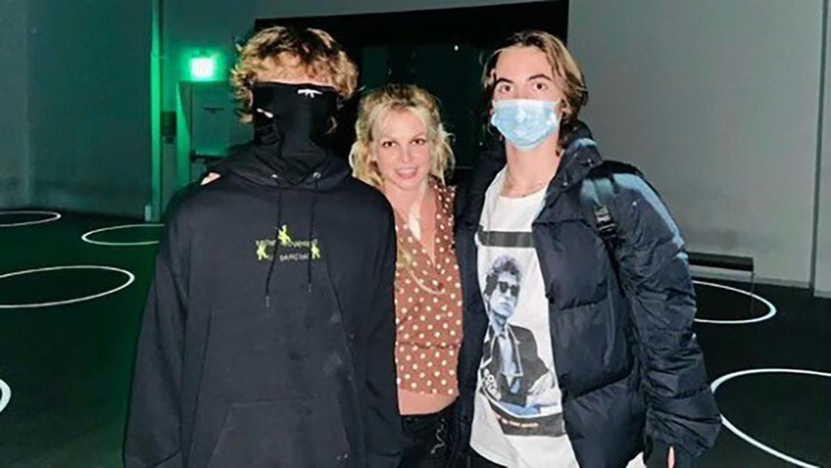 Бритни Спирс сходила на выставку со взрослыми сыновьями: редкие фото и видео Бритни Спирс сходила на выставку со взрослыми сыновьями: редкие фото и видео