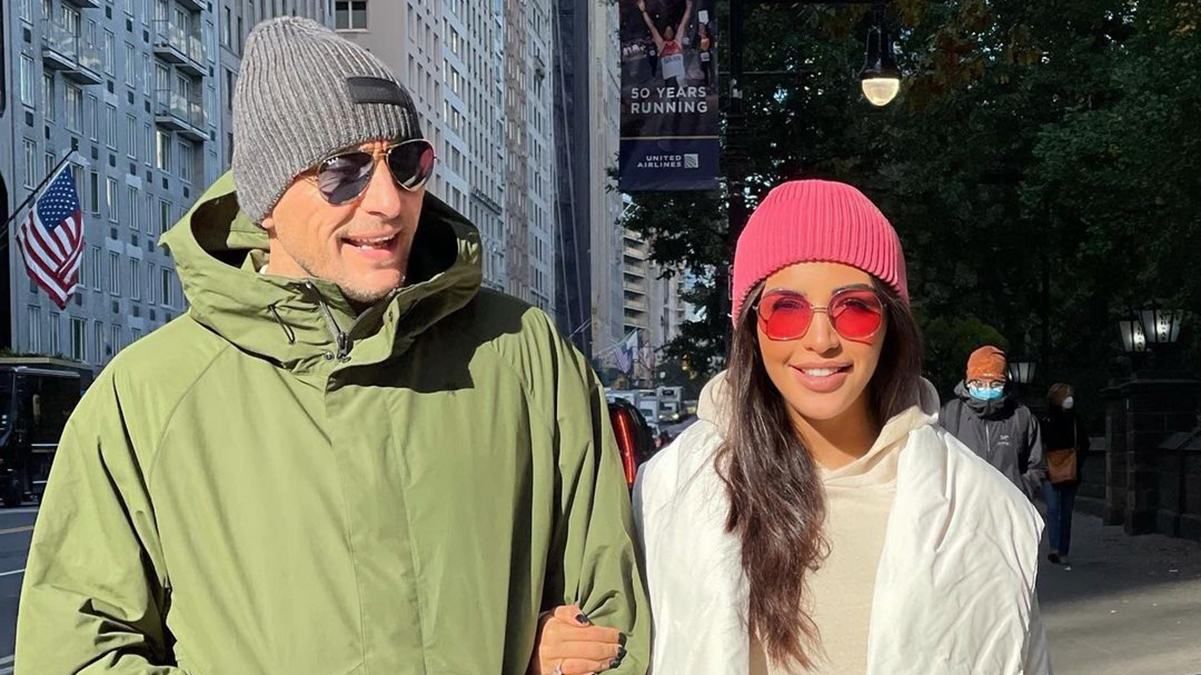 Санта Димопулос прогулялась по осеннему Нью-Йорку с мужем: фото Санта Димопулос прогулялась по осеннему Нью-Йорку с мужем: фото