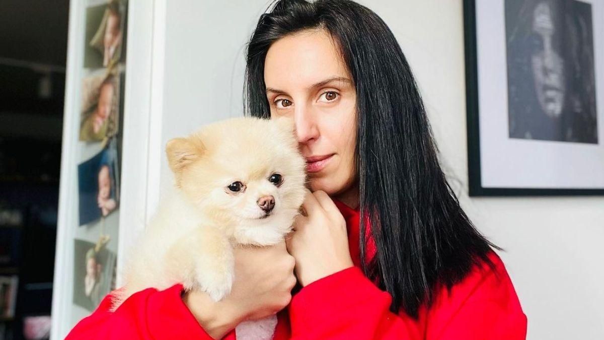 У светрі та без макіяжу: Джамала позувала вдома з собакою - Новини шоу-бізнесу - Showbiz У светрі та без макіяжу: Джамала позувала вдома з собакою - Новини шоу-бізнесу - Showbiz
