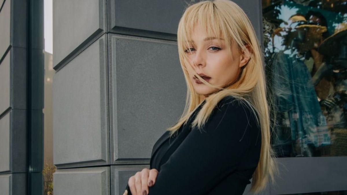 Тина Кароль позировала в студии в костюме и желтой кофте: фото из Казахстана Тина Кароль позировала в студии в костюме и желтой кофте: фото из Казахстана