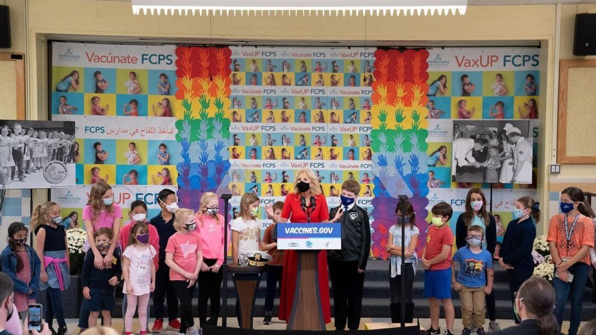 У червоній сукні: Джилл Байден виступила в школі - Showbiz У червоній сукні: Джилл Байден виступила в школі - Showbiz