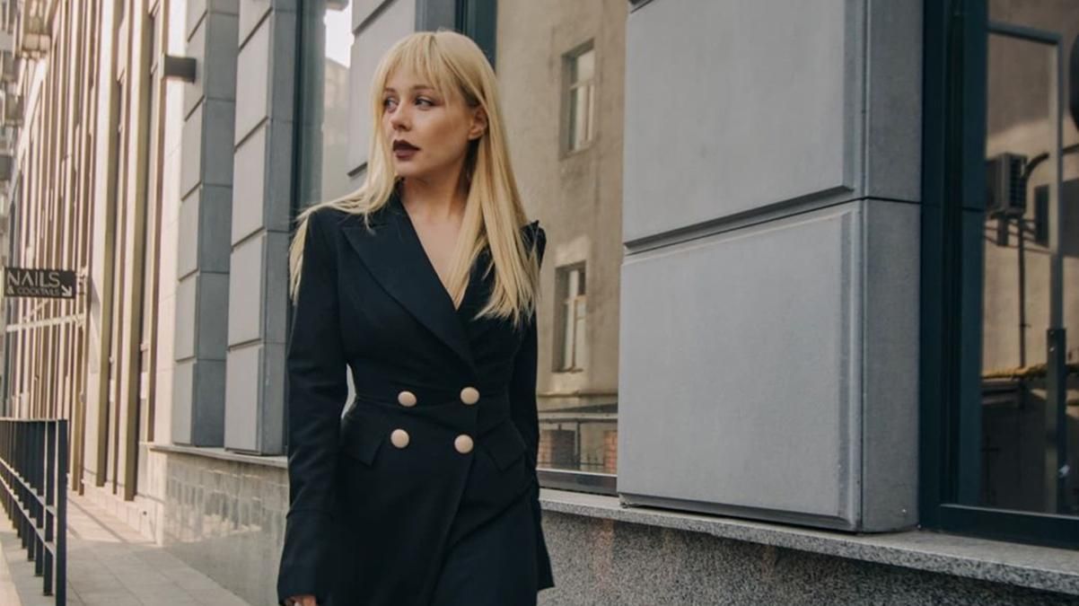 Тина Кароль прогулялась по Киеву в платье-смокинге от российского бренда