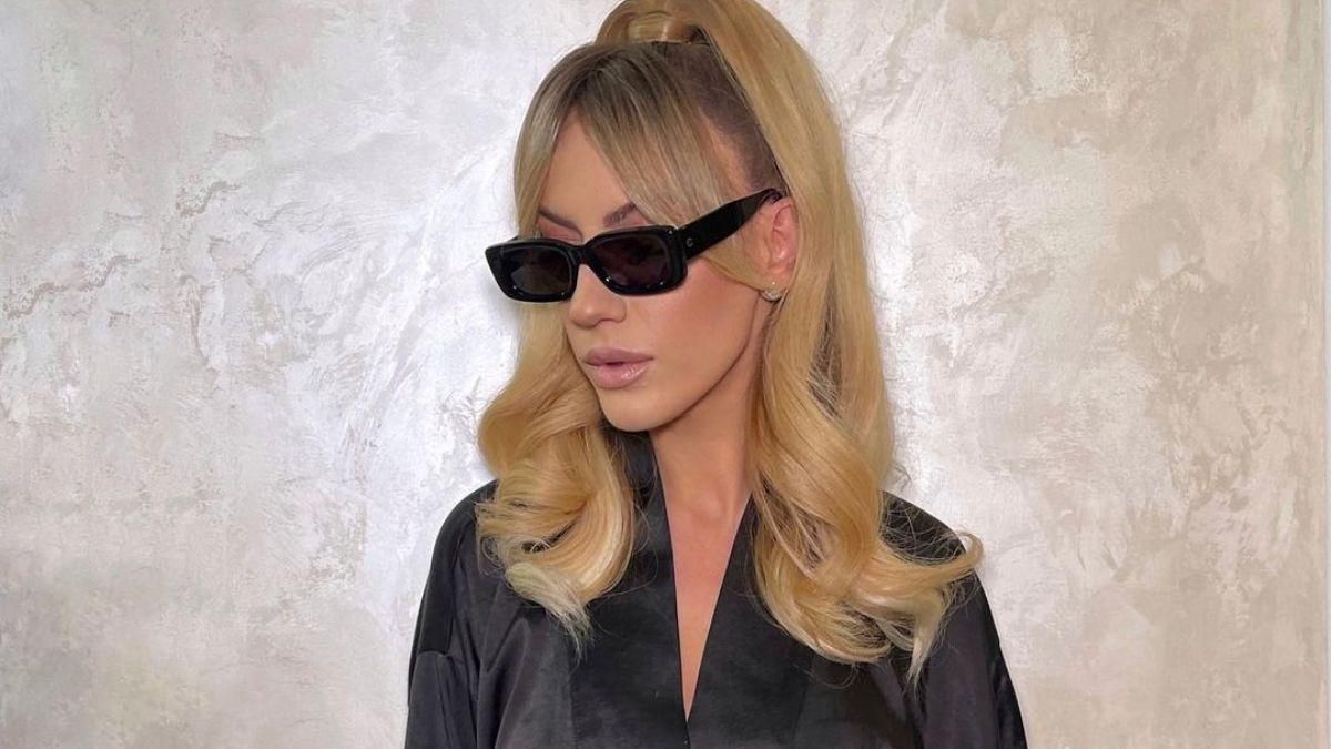 В черном халате: Леся Никитюк очаровала манящим домашним образом В черном халате: Леся Никитюк очаровала манящим домашним образом