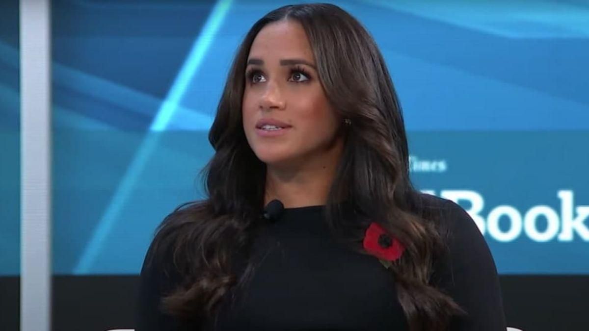 В черной одежде: элегантная Меган Маркл на саммите газеты The New York Times В черной одежде: элегантная Меган Маркл на саммите газеты The New York Times