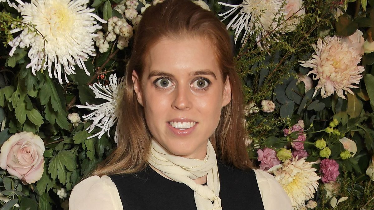 Принцесса Беатрис побывала в клубе в молочной блузке и сарафане: фото с мужем Принцесса Беатрис побывала в клубе в молочной блузке и сарафане: фото с мужем