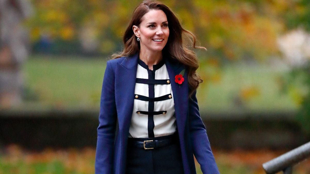 Кейт Міддлтон побувала в музеї: фото в блузці та штанах - Showbiz Кейт Міддлтон побувала в музеї: фото в блузці та штанах - Showbiz