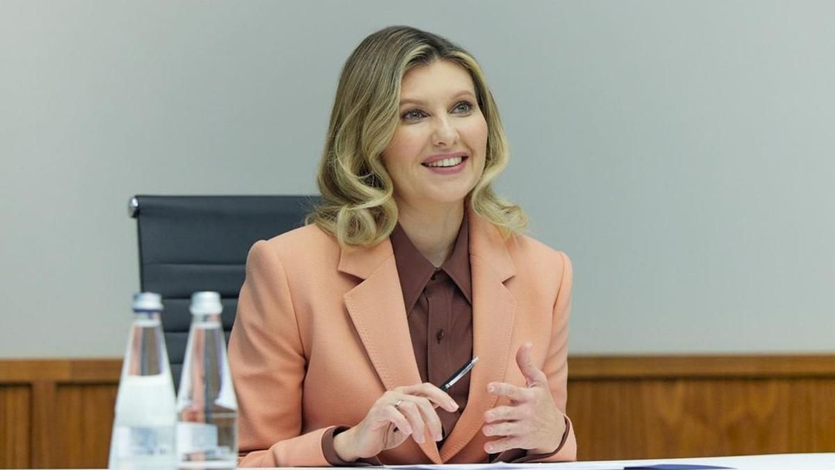 Олена Зеленська підкорила образом у персиковому жакеті - Україна новини - Showbiz Олена Зеленська підкорила образом у персиковому жакеті - Україна новини - Showbiz