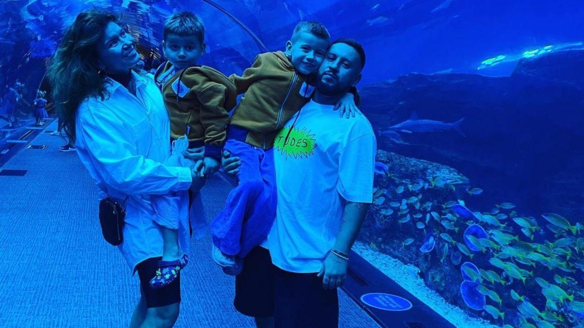 Монатик с женой и сыновьями побывал в океанариуме: фото из Дубая
