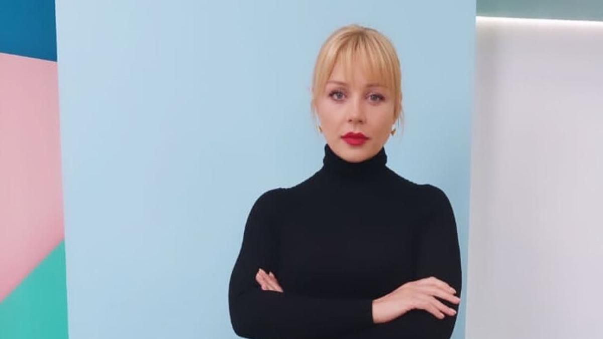 Тина Кароль прилетела в Минск в мини-юбке от Louis Vuitton Тина Кароль прилетела в Минск в мини-юбке от Louis Vuitton