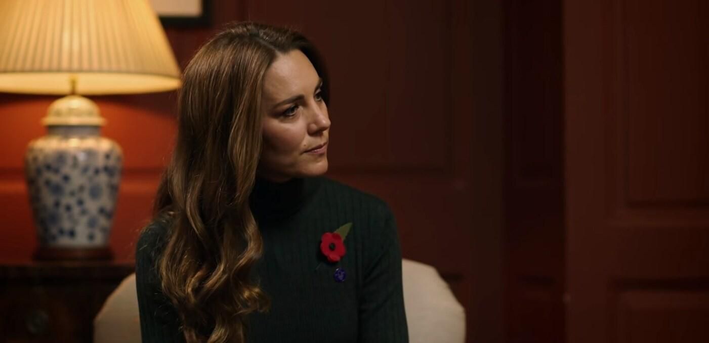 В длинном изумрудном платье: Кейт Миддлтон взяла интервью у ветерана войны В длинном изумрудном платье: Кейт Миддлтон взяла интервью у ветерана войны