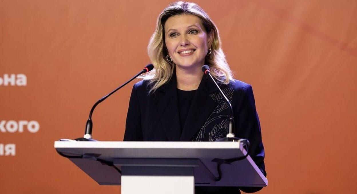 Елена Зеленская выступила на форуме во Львове: фото в черном жакете с вышивкой Елена Зеленская выступила на форуме во Львове: фото в черном жакете с вышивкой