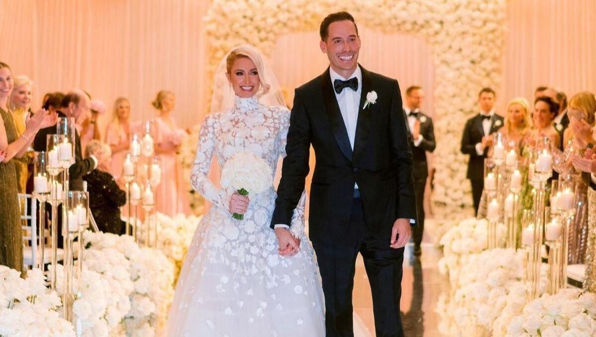 Сльози нареченого, чотири сукні та зіркові гості: деталі весілля Періс Гілтон у фото - Новини шоу-бізнесу - Showbiz Сльози нареченого, чотири сукні та зіркові гості: деталі весілля Періс Гілтон у фото - Новини шоу-бізнесу - Showbiz