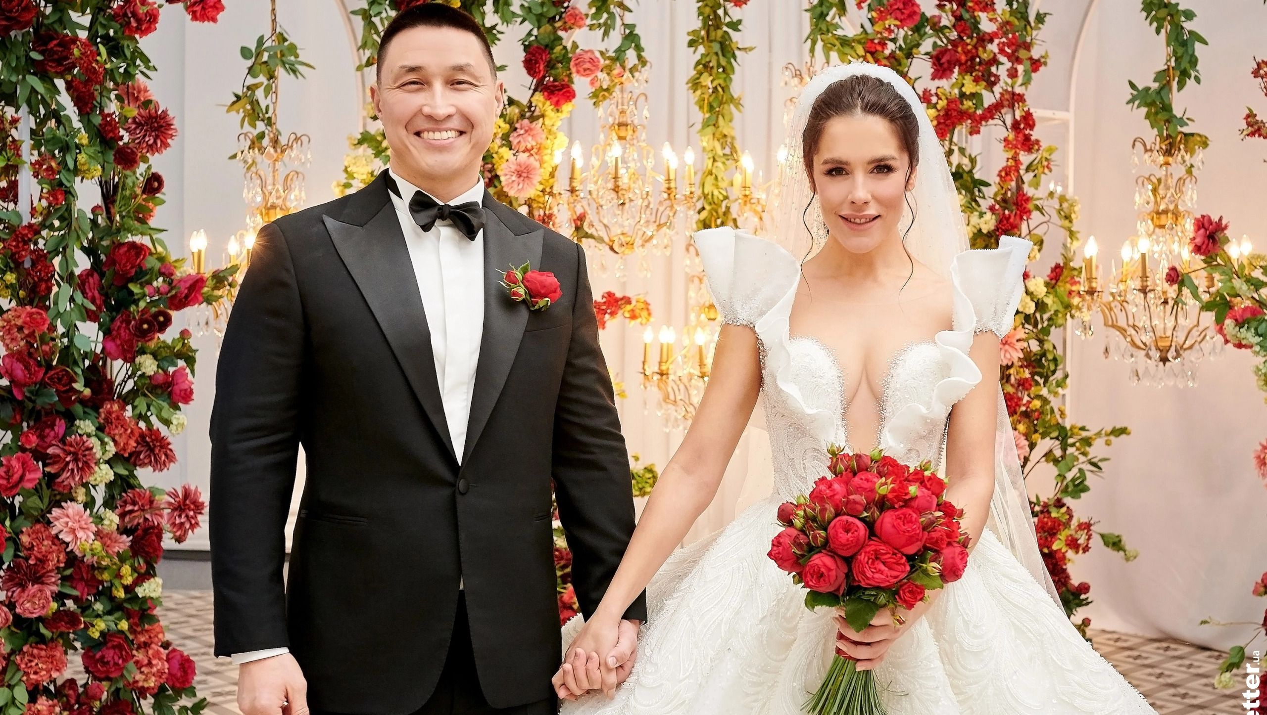 Красные розы и 8-метровое платье: яркие фото с роскошной свадьбы Иванны Онуфрийчук