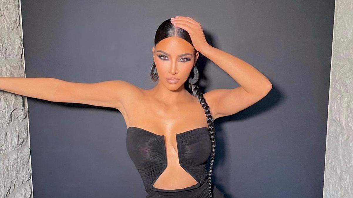 В платье со сверхглубоким декольте: Ким Кардашян показала образ со свадьбы Пэрис Хилтон В платье со сверхглубоким декольте: Ким Кардашян показала образ со свадьбы Пэрис Хилтон