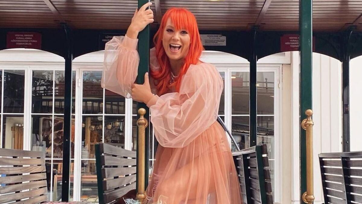 С белокурыми волосами: Светлана Тарабарова поделилась архивными фото со своего выпускного С белокурыми волосами: Светлана Тарабарова поделилась архивными фото со своего выпускного