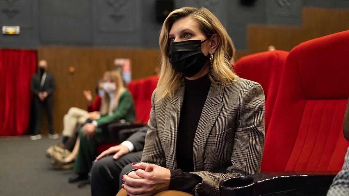 Елена Зеленская в клетчатом жакете и ботфортах сходила на премьеру фильма Елена Зеленская в клетчатом жакете и ботфортах сходила на премьеру фильма