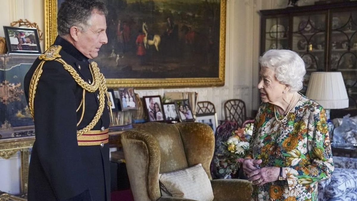 Елизавета II впервые за несколько недель лично побывала на встрече: фото в цветочном платье