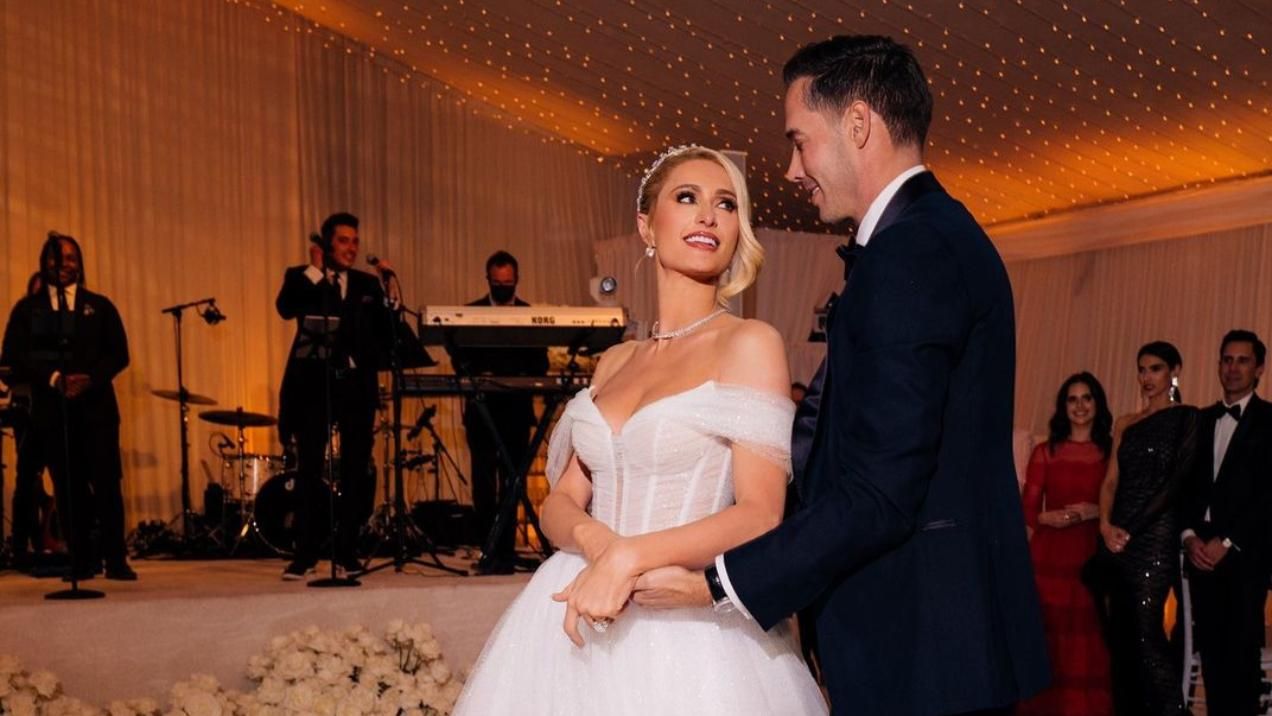 Періс Гілтон опублікувала ніжні весільні портрети після скандалу з чоловіком - Новини шоу-бізнесу - Showbiz Періс Гілтон опублікувала ніжні весільні портрети після скандалу з чоловіком - Новини шоу-бізнесу - Showbiz