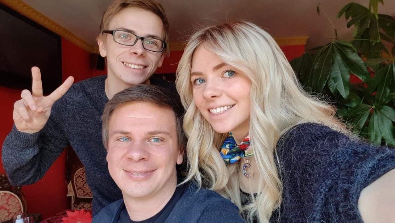 Дмитро Комаров вразив схожістю з молодшими братом і сестрою: "Наче трійнята" - Новини шоу-бізнесу - Showbiz Дмитро Комаров вразив схожістю з молодшими братом і сестрою: "Наче трійнята" - Новини шоу-бізнесу - Showbiz