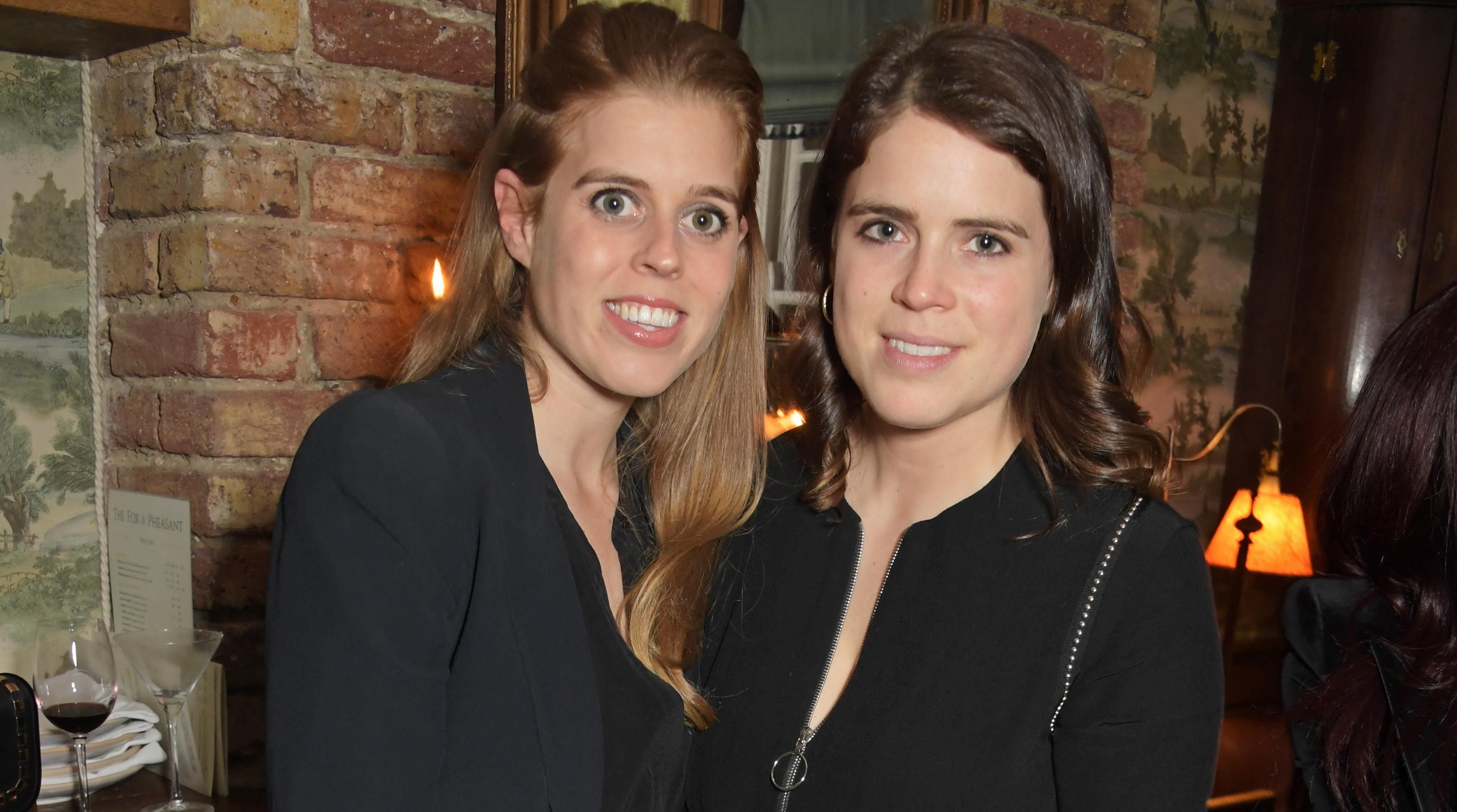 Принцеси Євгенія та Беатріс з'явилися на приватній вечері у стильних образах - Новини шоу-бізнесу - Showbiz Принцеси Євгенія та Беатріс з'явилися на приватній вечері у стильних образах - Новини шоу-бізнесу - Showbiz