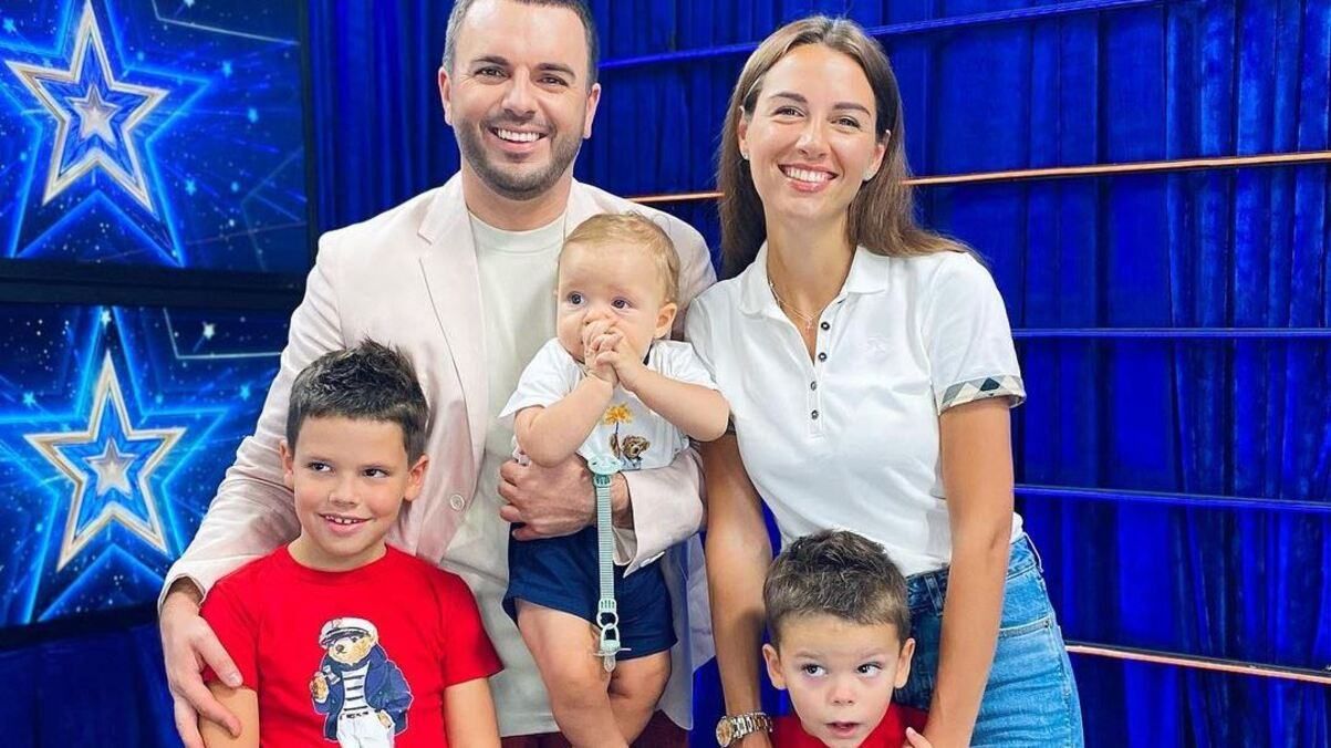Дружина Григорія Решетника з дітьми провідала чоловіка на "Україна має талант": сімейні фото - Showbiz