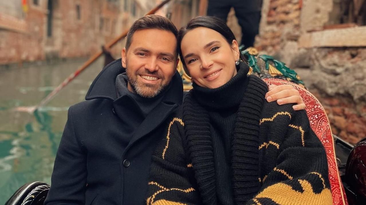 Любовь в воздухе: как Тимур Мирошниченко с женой Инной проводят время в Венеции