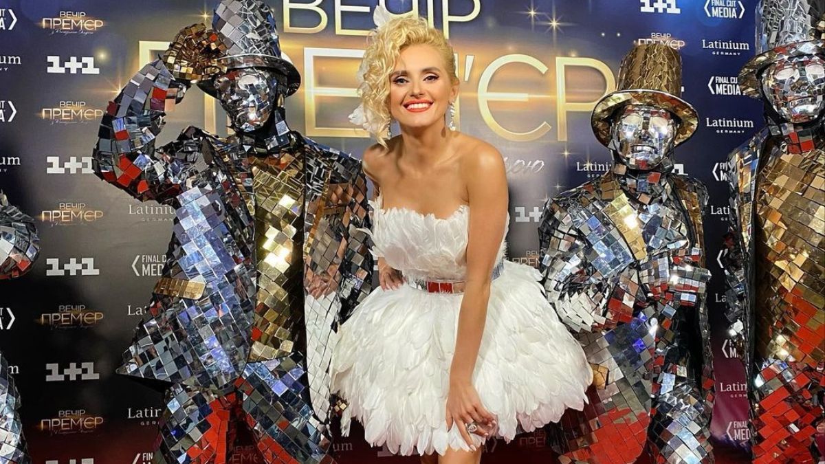 У білій мінісукні з пір'ям: Ірина Федишин приголомшила екстравагантним образом - Showbiz У білій мінісукні з пір'ям: Ірина Федишин приголомшила екстравагантним образом - Showbiz