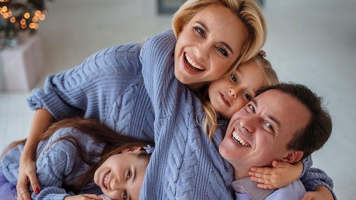 У лілових костюмах: Лілія Ребрик підкорила атмосферною фотосесією з сім'єю біля ялинки - Новини шоу-бізнесу - Showbiz У лілових костюмах: Лілія Ребрик підкорила атмосферною фотосесією з сім'єю біля ялинки - Новини шоу-бізнесу - Showbiz