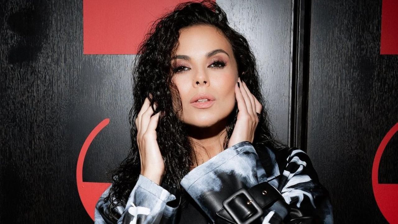 Назад до чорного: Настя Каменських зачарувала трендовим образом у шкіряній сукні - Showbiz Назад до чорного: Настя Каменських зачарувала трендовим образом у шкіряній сукні - Showbiz