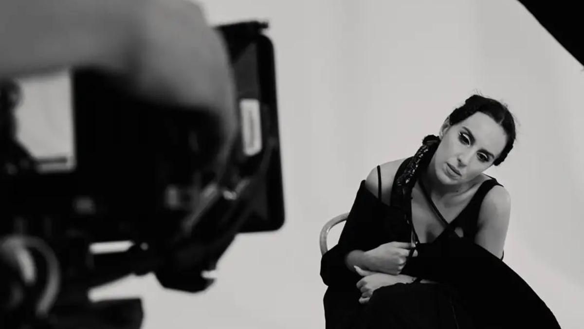 У чорній сукні та з довжелезною косою: Джамала засвітила образ з майбутнього кліпу - Showbiz У чорній сукні та з довжелезною косою: Джамала засвітила образ з майбутнього кліпу - Showbiz