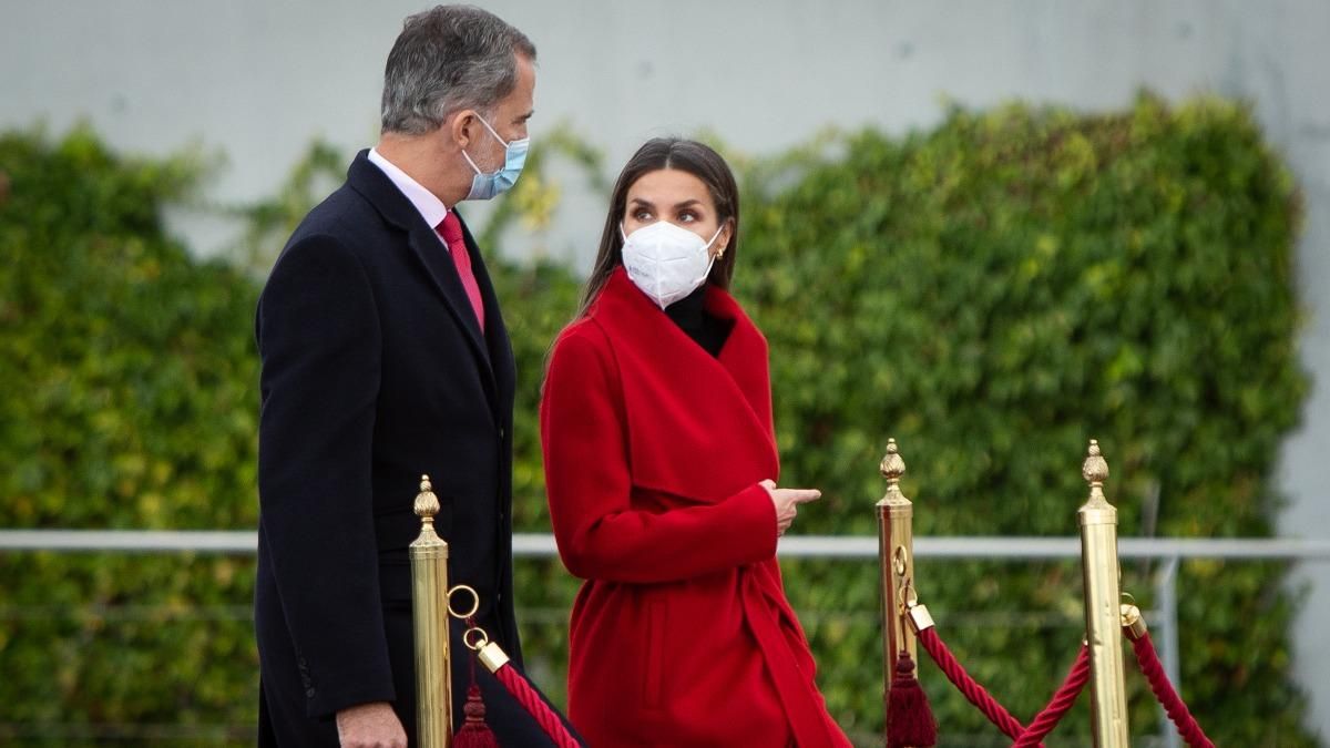 В красном пальто: королева Летиция очаровала эффектным образом В красном пальто: королева Летиция очаровала эффектным образом